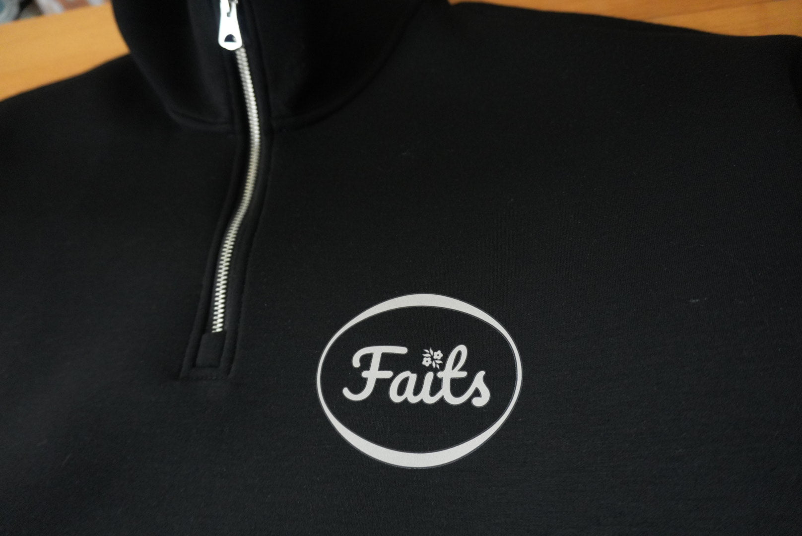 Faits logo quarter zip